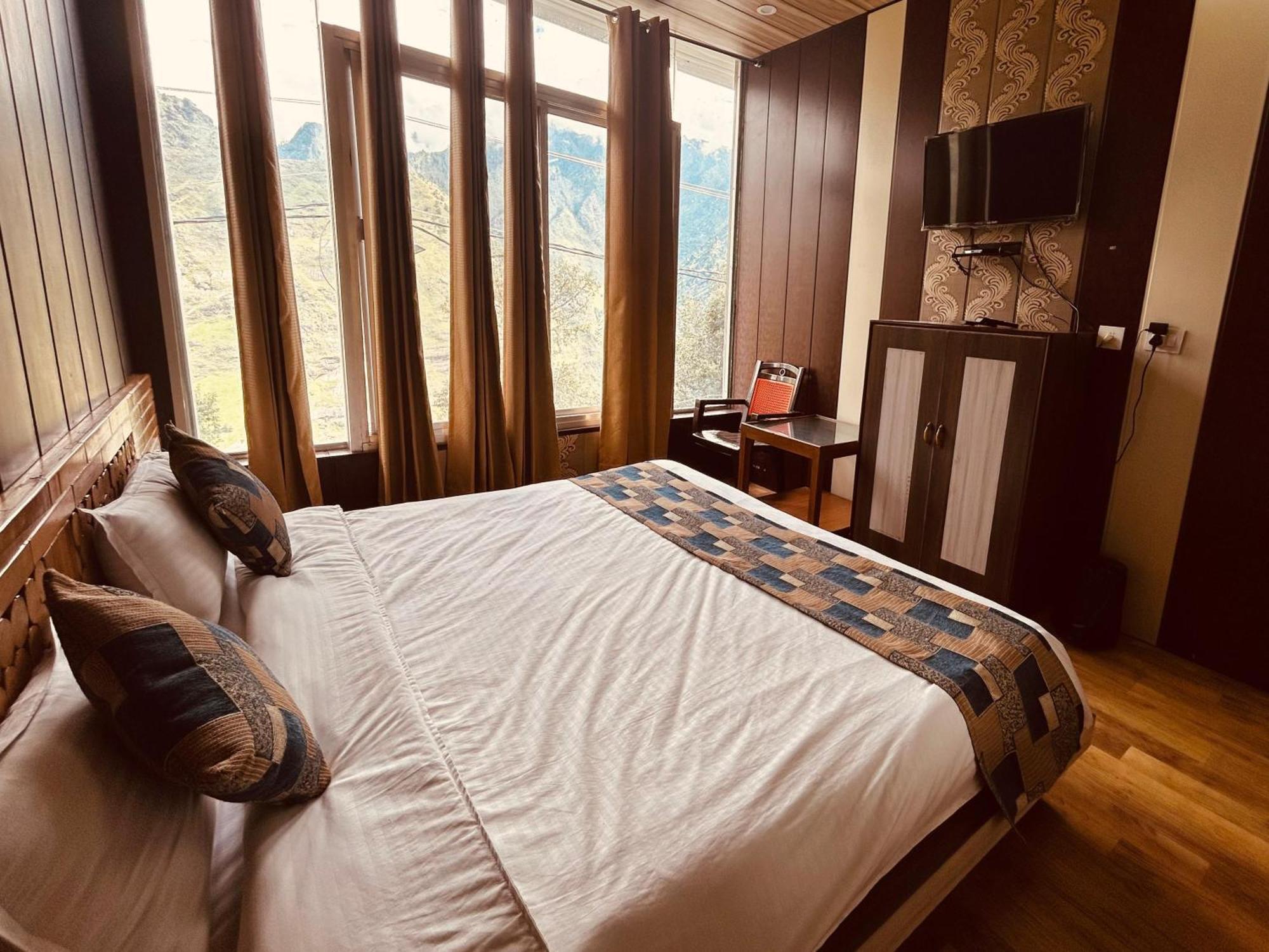 Sleeping Beauty Hotel Moutain View Property Joshīmath Buitenkant foto