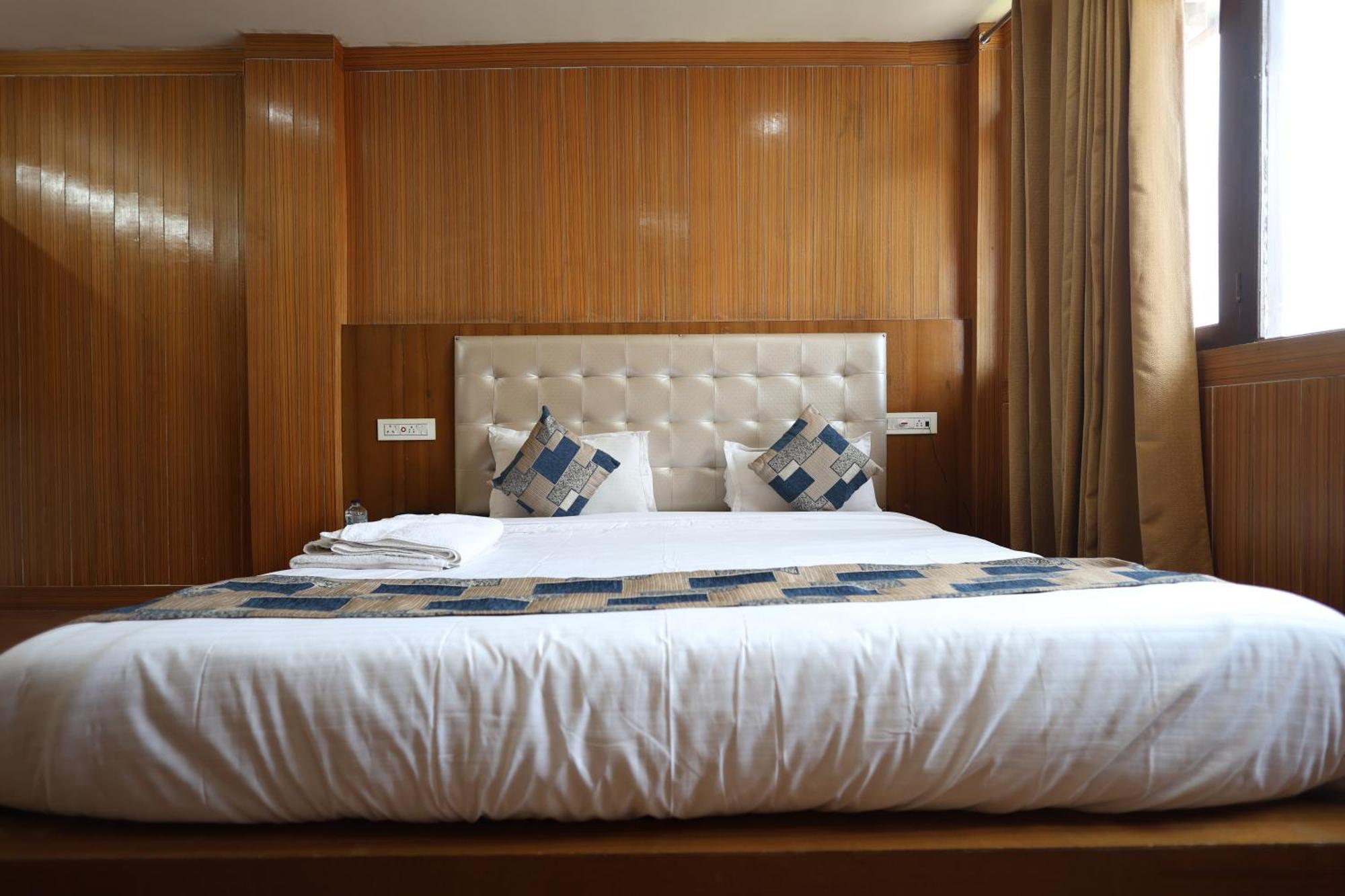 Sleeping Beauty Hotel Moutain View Property Joshīmath Buitenkant foto