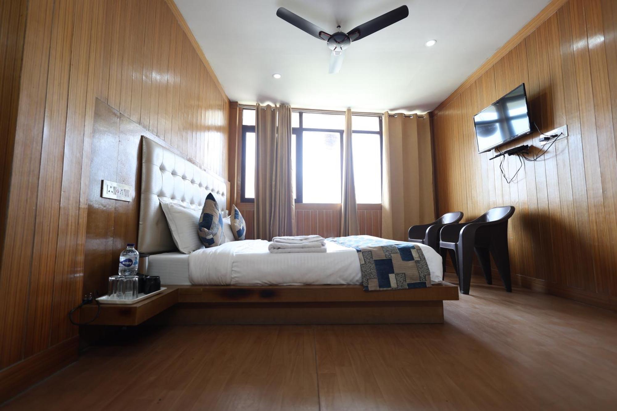 Sleeping Beauty Hotel Moutain View Property Joshīmath Buitenkant foto