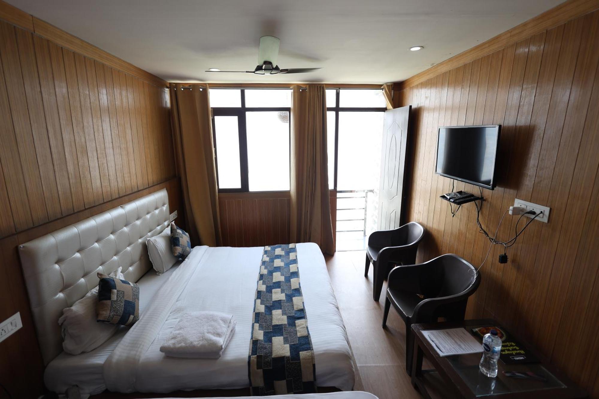 Sleeping Beauty Hotel Moutain View Property Joshīmath Buitenkant foto